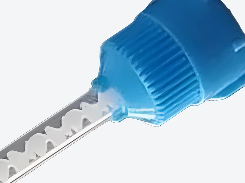 Show a close-up: Close-up of the blue ribbed bayonet inlet and the white mixing elements inside the clear tube